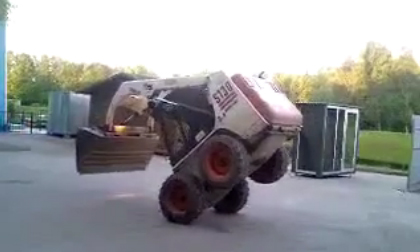 Video: Khiêu vũ với xe xúc đất