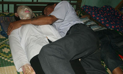 Gặp lại người chồng gần một thập kỷ ngủ cùng xác vợ