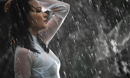 "Bần thần" ngắm áo dài quá mỏng của mỹ nhân Việt