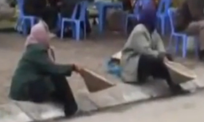 Cái bang lết cửa Đền Trần