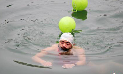 Đeo khối đá 18kg trên cổ để... thi bơi