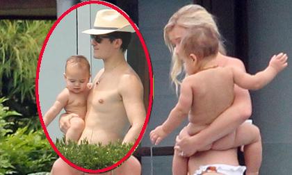 Flynn tung tăng cùng bố mẹ đi tắm nắng