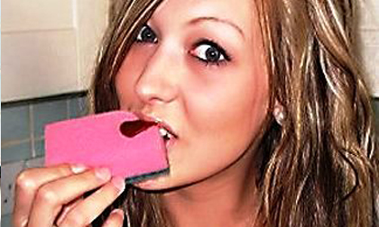 Kỳ lạ cô gái thích ăn xà bông và miếng rửa bát