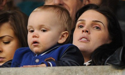 "Hoa hậu sát cầu thủ" và con trai bị fan cuồng tấn công