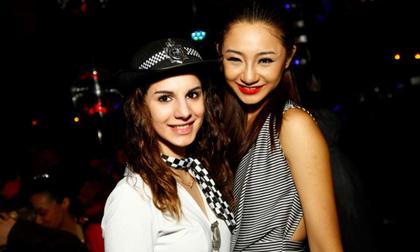 Trà My nổi bật trước bạn bè quốc tế