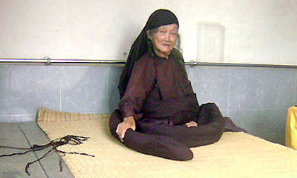 Bà lão 60 năm không gội đầu được đồn là “thần tiên”