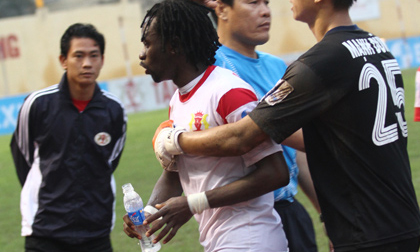 Cầu thủ Ninh Bình nổi nóng vì bị lăng mạ