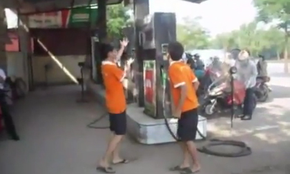 Vui nhộn với clip "Chỉ vì xăng tăng"
