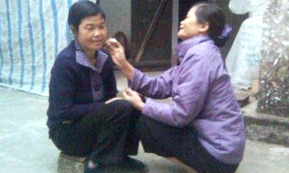 Kỳ lạ người đàn bà dùng dao và vôi chữa khỏi quai bị cho hàng nghìn người