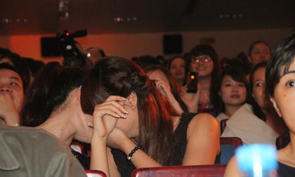 Hồng Quế khóc như mưa khi Tuấn Hưng hát "Tìm lại bầu trời"!