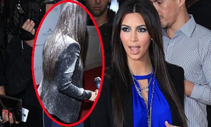 Kim 'siêu vòng 3' bị ném bột trên thảm đỏ