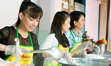 Phi Nhung trổ tài bếp núc cùng con trai Hoài Linh