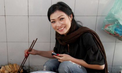 ẢNH ĐỘC: Phương "Chanh", Hoàng My la cà ăn bún đậu Hà Nội