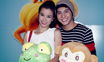 Đông Nhi cười tít mắt đi xem phim cùng Noo Phước Thịnh