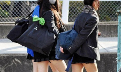 Ngắm thời trang đồng phục váy siêu ngắn của nữ sinh Nhật