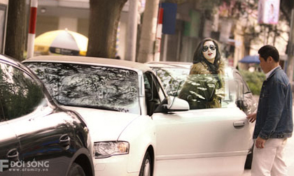 Gái Hà thành “chơi” hết mình... sau vô lăng xế xịn