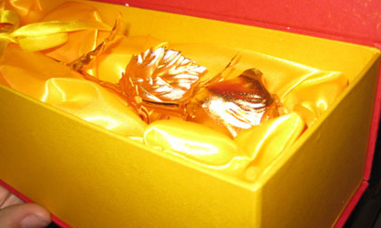 Sôi sục mua hoa hồng dát vàng tặng nàng ngày 8/3