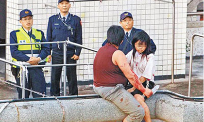 Đài Loan: Cứa cổ bé trai 11 tuổi ngay trong nhà bạn gái