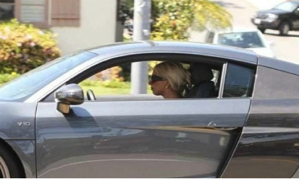 "Nữ hoàng quái dị" Lady Gaga học lái bằng siêu xe