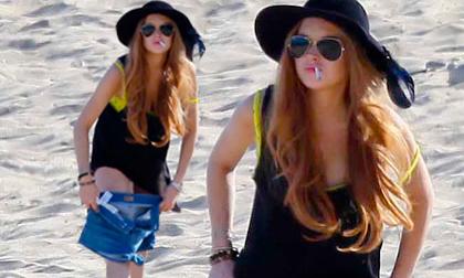 Lindsay Lohan thản nhiên thay quần trên bãi biển