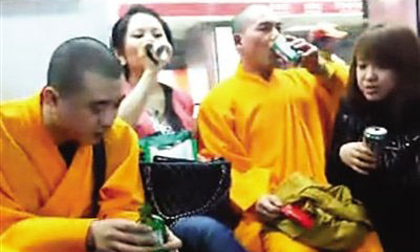 Giả sư, mặc áo cà sa, vô tư… ôm gái