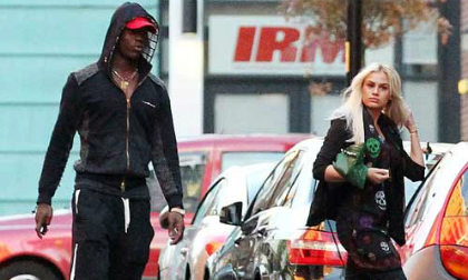 Balotelli “cặp kè” với gái lạ