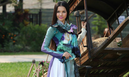 Bebe Phạm khoe áo dài cách điệu lạ mắt