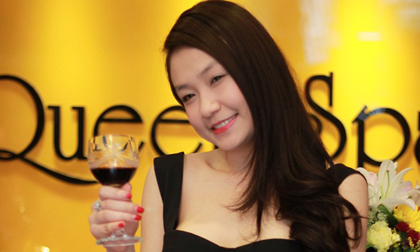 Cận cảnh nhan sắc 'tình mới' của Tuấn Hưng