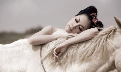 Ngắm sơn nữ Linh Nga cưỡi ngựa băng rừng