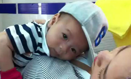 Clip: Bé Jacky Minh Trí cùng "mẹ" Thanh Thảo đi gội đầu