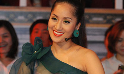 Cận cảnh váy voan gợi cảm của Khánh Thy