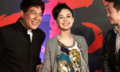 Chung Hân Đồng tuột giày, suýt ngã trên thảm đỏ