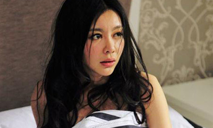 "Người đẹp ngực khủng" khoe ảnh giường chiếu