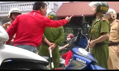 Sốc với cảnh vi phạm giao thông còn lớn tiếng chửi bới CS