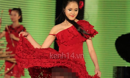 Choáng show thời trang thành màn "khoe hàng"