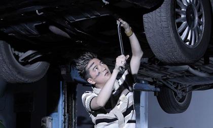 Đàm Vĩnh Hưng mặc hàng hiệu sửa xe nhem nhuốc