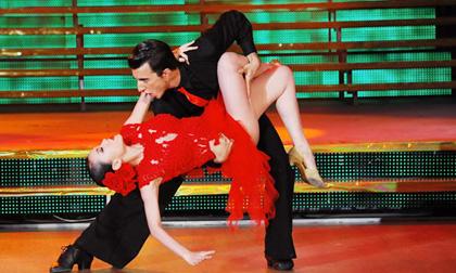 "Đỏ mắt" với màn khoe vòng 3 trắng ngần của Yến Trang