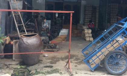 Người đàn ông bật máy cưa cắt cổ tự tử