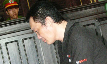 Hung thủ chém vào gáy vợ trước mặt con vì ghen