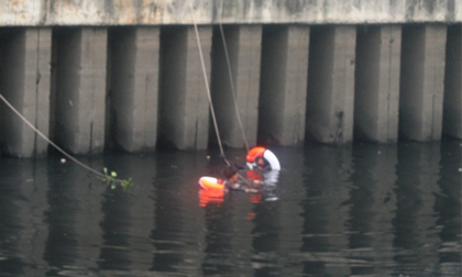 Mẹ bất lực nhìn con nhảy xuống kênh tự tử