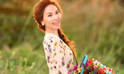 'Người tình đồng tính' Ngọc Trinh đẹp lạ giữa đồng cỏ