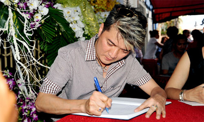 Nghệ sĩ Việt tỏ lòng trước linh cữu nhạc sĩ 'Nỗi buồn hoa phượng'