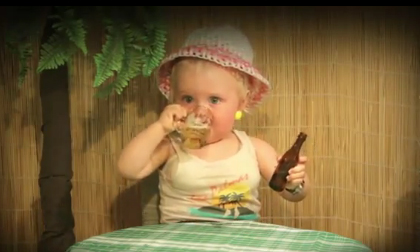 Cười nghiêng ngả khi nhóc tì say xỉn