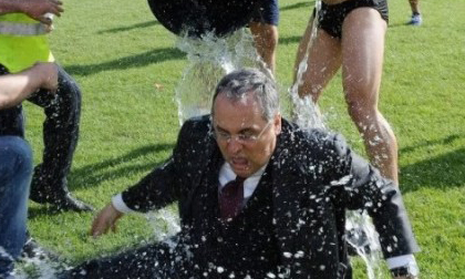 Clip: Chủ tịch Lazio bị dội ướt nước như chuột lột