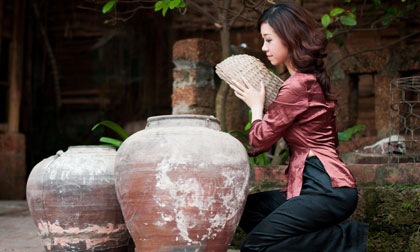 Hoa khôi Báo chí hóa thiếu nữ Hà Nội xưa dịu dàng trên làng cổ