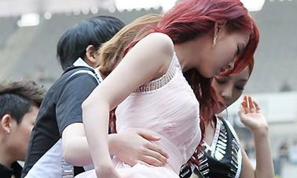 Jiyoung (Kara) cứu đàn chị Seung Yeon khỏi tai nạn váy áo