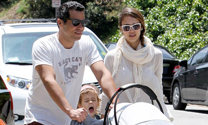 Vợ chồng Jessica Alba hôn nhau đắm đuối trong công viên