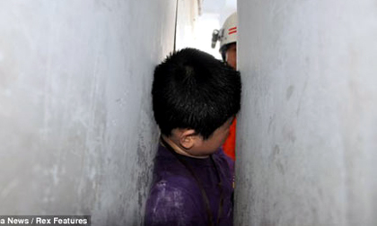 Cậu bé bị kẹt đầu vào khe tường