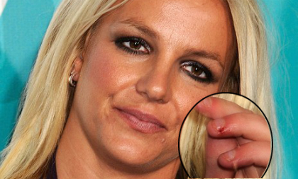 Hồi hộp làm giám khảo, Britney Spears cắn bật móng tay