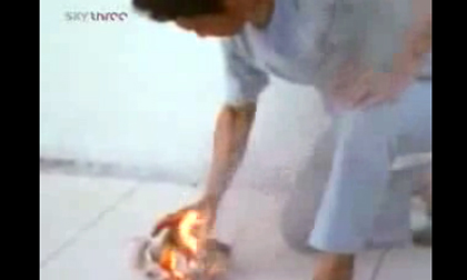 Dị nhân đốt cháy mọi vật bằng... tay không